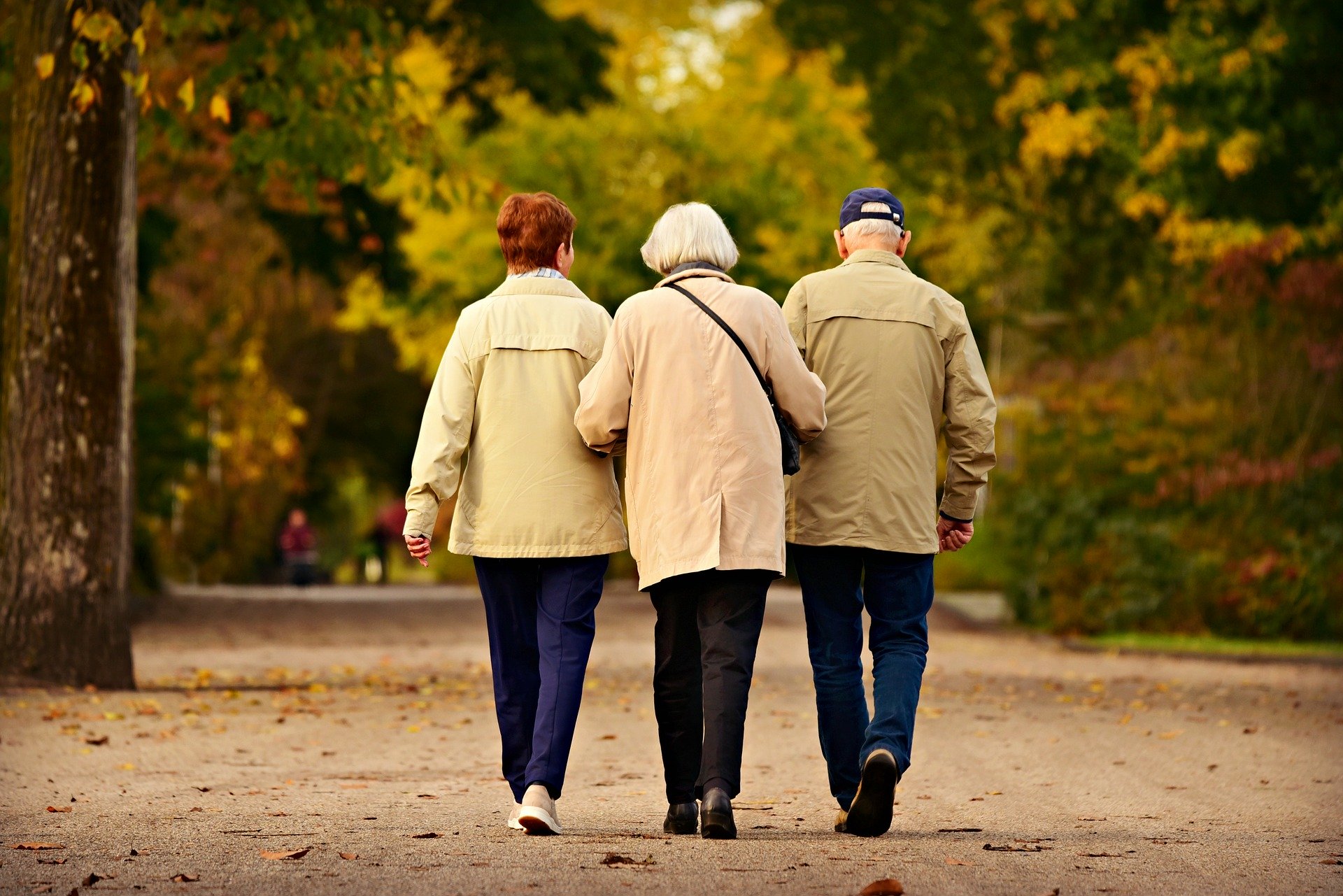 3 ältere Menschen gehen gemeinsam ihren Weg, 24 Stunden Betreuung